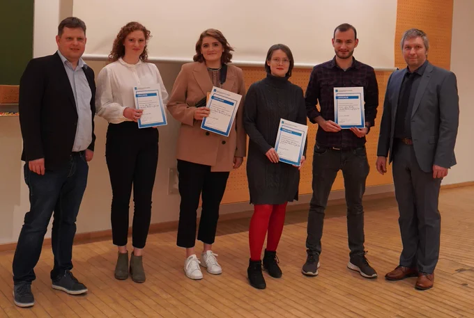 Die Jahrgangsbesten im Bachelorstudiengang Technikjournalismus/Technik-PR der TH Nürnberg. V.l.n.r Dekan Prof. Markus Kaiser, Anna Kiel, Theresa Kraus, Juliane Hörmann, Julian Hörndlein, Studiengangleiter Prof. Volker Banholzer