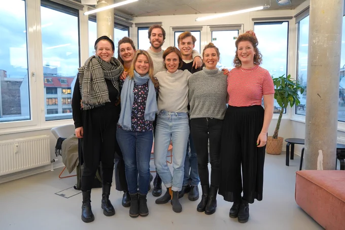 Gruppenfoto des Work4Germany Teams mit insgesamt acht Personen. 