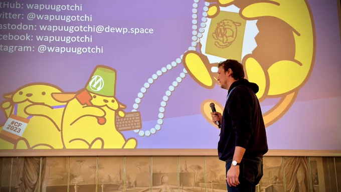 Marko is presenting on the Hackatjon stage. In the background, you see a slide of the presenting.