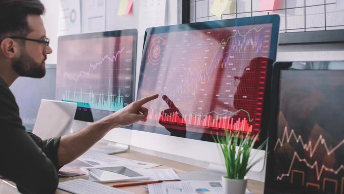 Vue latérale de l'analyste de données pointant du doigt les graphiques sur l'écran de l'ordinateur tout en testant la protection des systèmes informatiques - Photo & image de stock
Par HayDmitriy 7360x4912 px

Id. photo: 357619640
