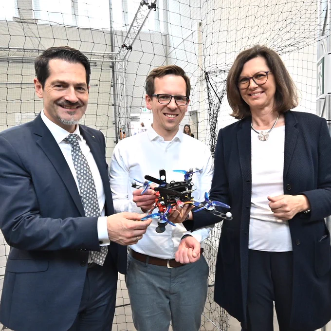 TU München Präsident Prof. Dr. Hofmann, Dr. Markus Ryll vom Department Aerospace and Geodesy und Landtagspräsidentin Ilse Aigner beim Besuch des „Space Valley“ der TU München in Ottobrunn. | Foto: Rolf Poss