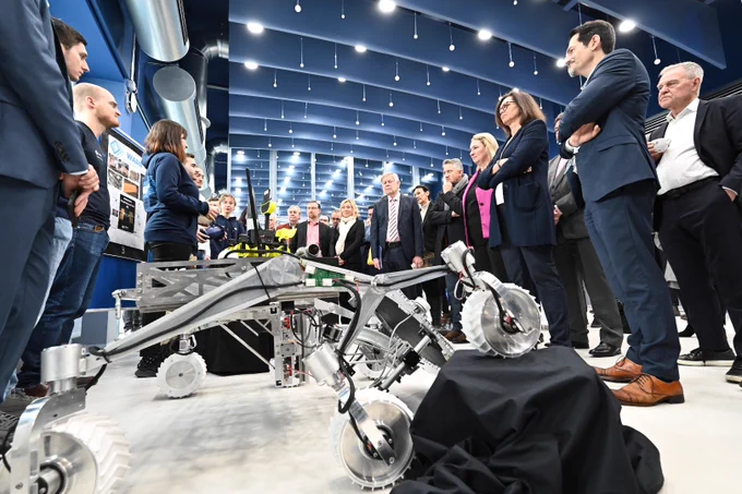 Präsidium und Abgeordnete des Bayerischen Landtags beim Besuch des „Space Valley“ der TU München in Ottobrunn. | Foto: Rolf Poss