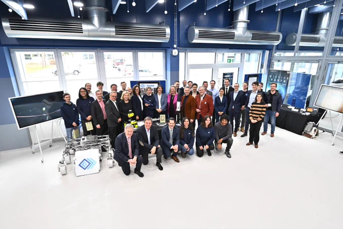 Präsidium und Abgeordnete des Bayerischen Landtags beim Besuch des „Space Valley“ der TU München in Ottobrunn. | Foto: Rolf Poss