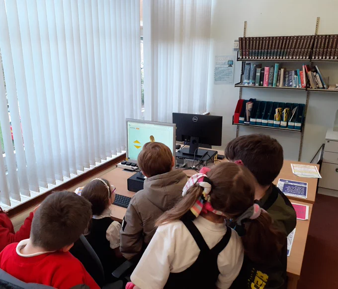 Children looking at computer screen 