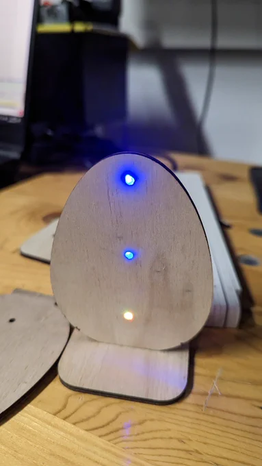 Ein Ei aus Sperrholz mit LEDs. Von Vorne