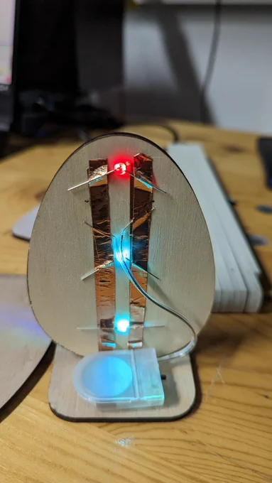 Ein Ei aus Sperrholz mit LEDs. Von Hinten.