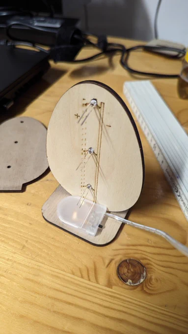 Ein Ei aus Sperrholz mit LEDs. Von Hinten ohne LEDs an.