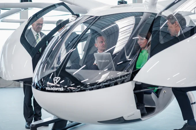 Volker Wissing und Anna Christmann sitzen in einem Flugtaxi von Volocopter in Bruchsal.