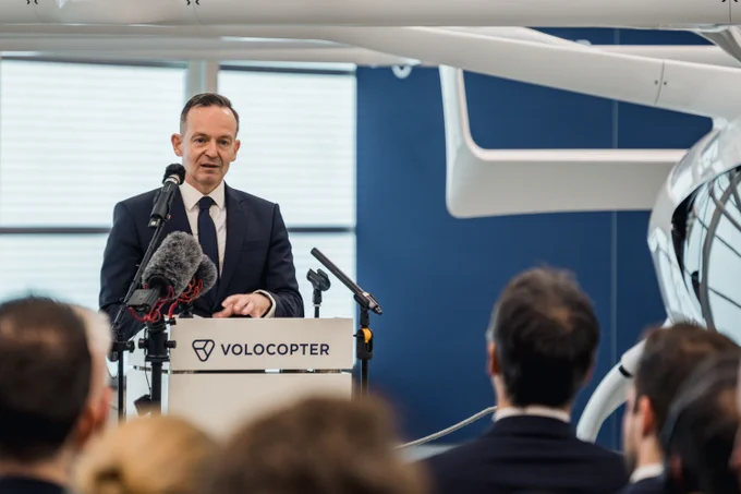 Volker Wissing hält eine Rede bei Volocopter in Bruchsal.