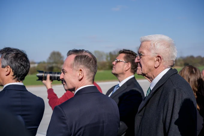 Volker Wissing und Winfried Kretschmann schauen sich einen Flugtaxi-Rundflug in Bruchsal an.