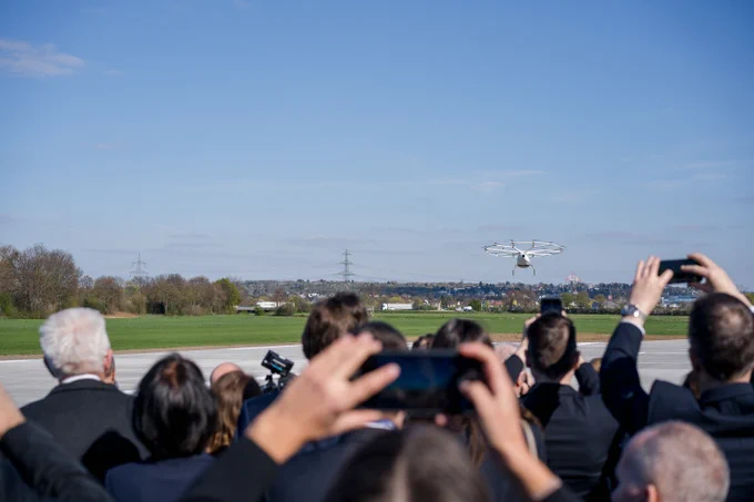 Viele Menschen schauen sich einen Flugtaxi-Rundflug in Bruchsal an.