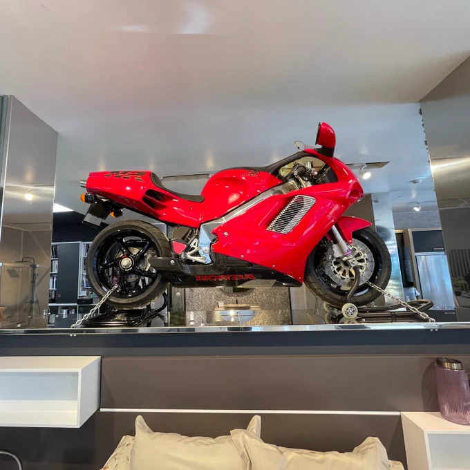 NR750 de Honda en Showroom Barral