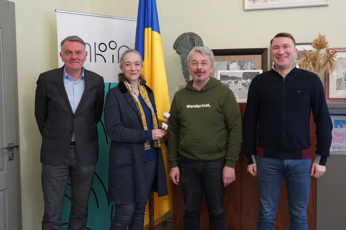 Noel Curran and Delphine Ernotte Cunci along with UA:PBC Chair of the Board Mykola Chernotytsky (right) and Minister of Culture and Information Policy Oleksandr Tkachenko (second right)