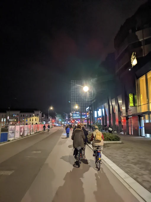 Leute in normaler Kleidung auf dem Fahrrad in Utrecht 