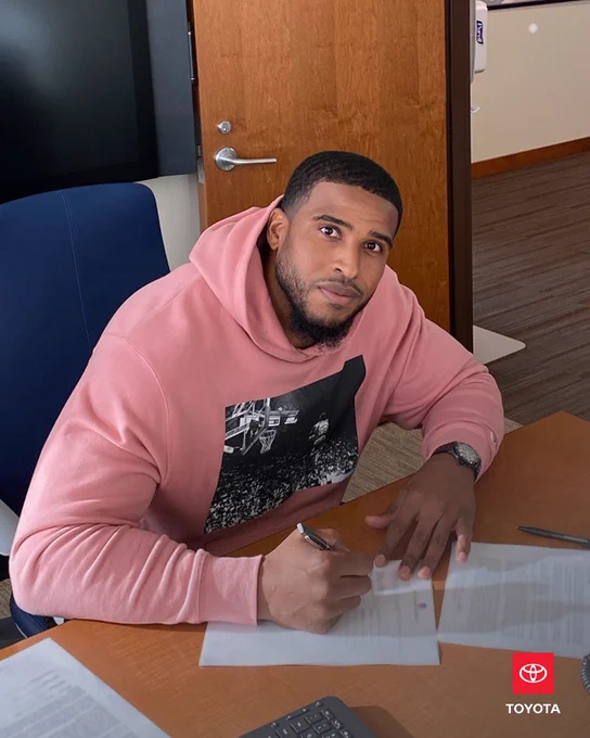 Bobby Wagner signs a contract to return to Seattle.