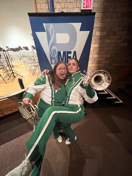 Sometimes band friendships look like this. 💚🤍
(I promised I would post it. 🤣)