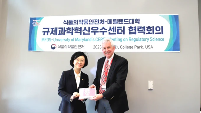 Photo of Dr. Yu-Kyoung Oh, Minister of Korea's Food and Drug Safety with Fischell Institute's Dr. Bill Bentley  