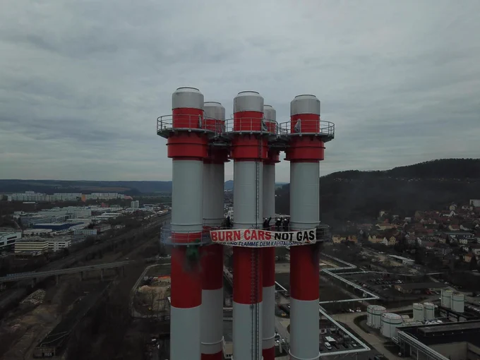 Gaskraftwerkschornsteine aus Jena mit "BURN CARS NOT GAS" Banner