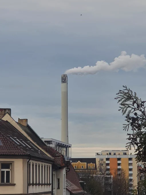 Gaskraftwerkschornstein aus Erlangen mit "EXIT GAS NOW" Banner