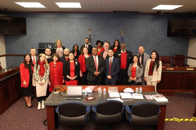 UNLV students, university leadership, and alumni stand together in a group photo. 