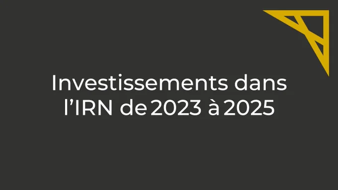 Une image accompagnée du texte « Investissements dans l’IRN de 2023 à 2025 » écrit en blanc sur un fond gris foncé. La flèche dorée du logo de l’Alliance figure également dans le coin supérieur droit de l’image.