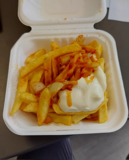 Schale Pommes mit Majo und scharfer Sauce 
