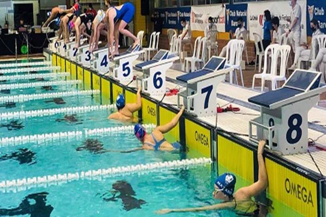 competició femenina de natació