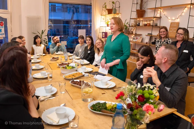 Lisa Paus hält eine Rede