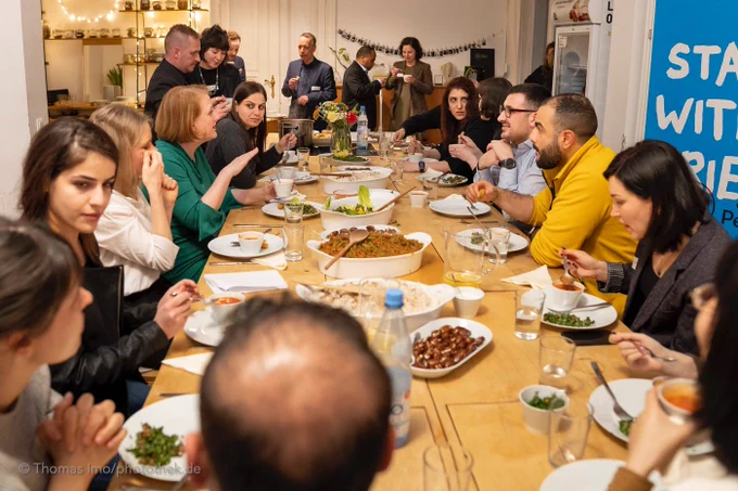 Gemeinsames Essen bei "Start with a Friend"