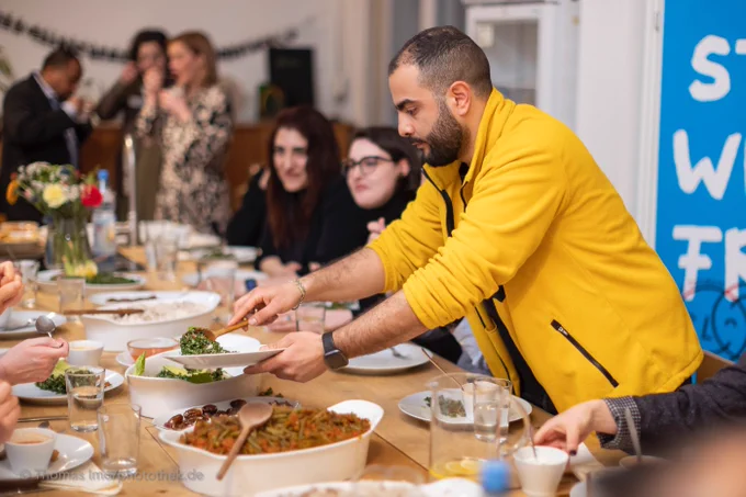 Gemeinsames Essen bei "Start with a Friend"