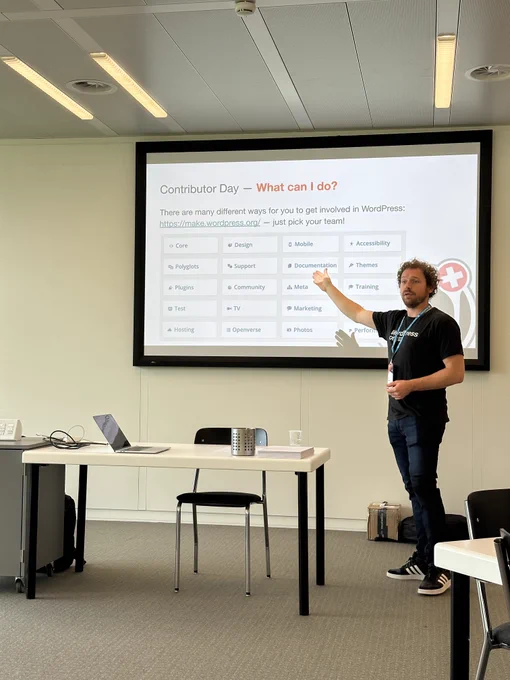 Jb Audras in front of a slide with the title "Contributor Day - What can I do?" at WordCamp Switzerland.