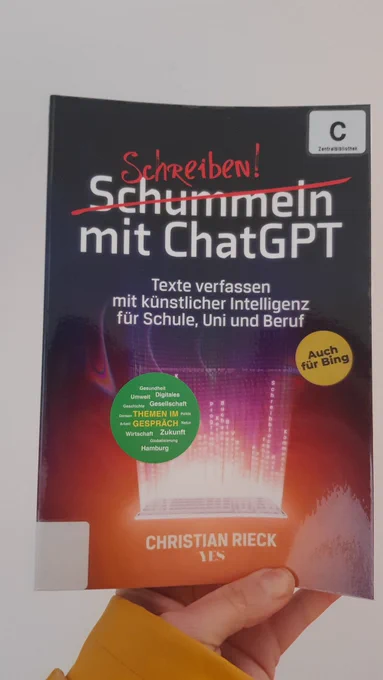 Foto von einem Taschenbuch mit dem Titel Schummeln (durchgestrichen, darüber steht "Schreiben!") mit ChatGPT