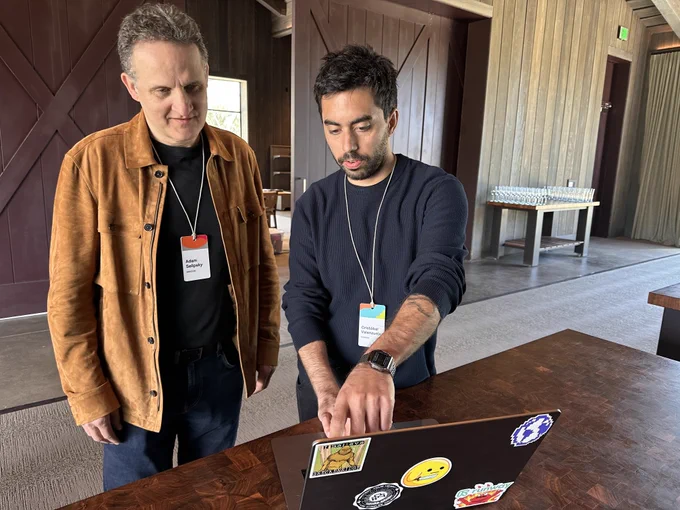 Adam Selipsky and Cristóbal Valenzuela view a laptop demo.