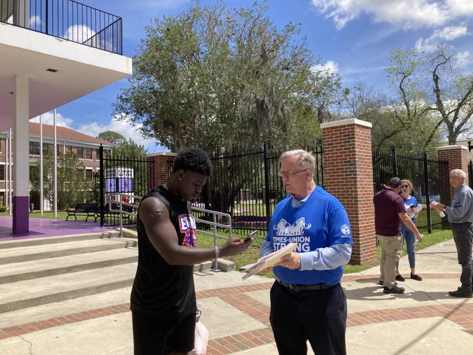Florida Times-Union reporter David Bauerlein talks about the importance of local journalism in Jacksonville as a supportive community member scans the guild's QR code to take action.