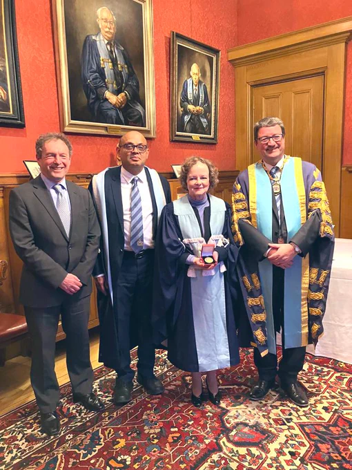 Janet Wilson receives the 2022 College medal, with ENT UK President Andrew Swift, Past President Nirmal Kumar
and Rowan Parks, President of the Royal College of Surgeons of Edinburgh