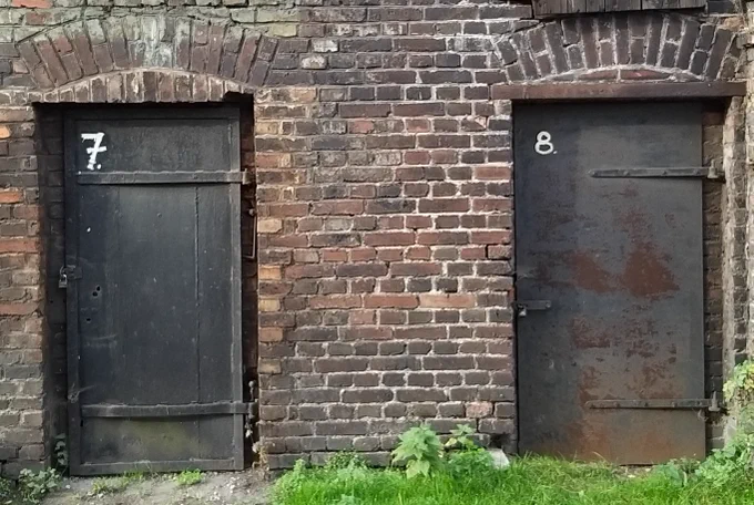 Photo shows two door, one with the number 7 and the other with the number 8. Photo by @wolfgangmm