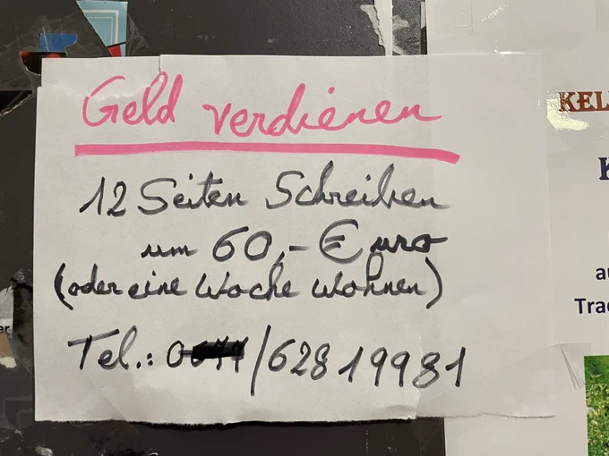 Ein Aushang mit Jobangebote. Bezahlung in Euro, oder wohnen.