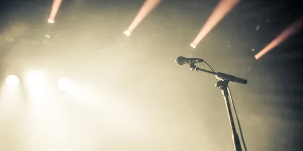 An empty mic waiting