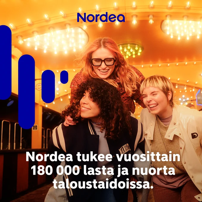 Kolme nuorta aikuista hymyillen valaistun katoksen alla, yksi toisen reppuselässä. Teksti "Nordea tukee vuosittain 180 000 lasta ja nuorta taloustaidoissa".