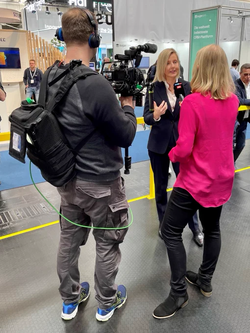 Microsoft Deutschland CEO Marianne Janik auf der Hannover Messe im Gespräch mit einem Fernsehteam von ntv