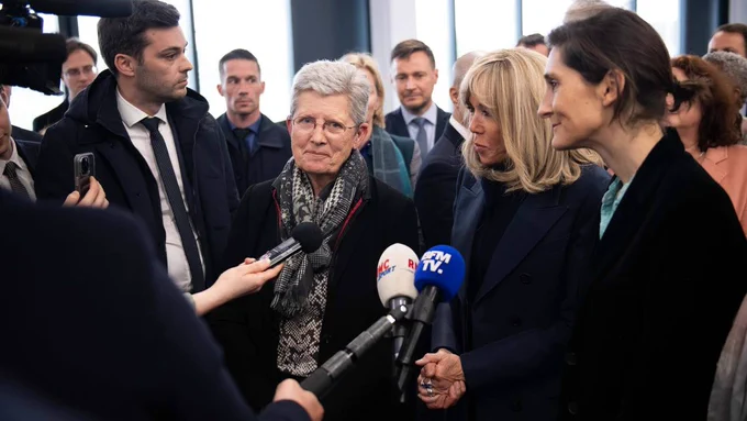 Plan resserré sur les deux ministres et Brigitte Macron qui répondent aux questions des journalistes. Les micros de BFMTV et de RMC sont tendus vers les personnalités.
