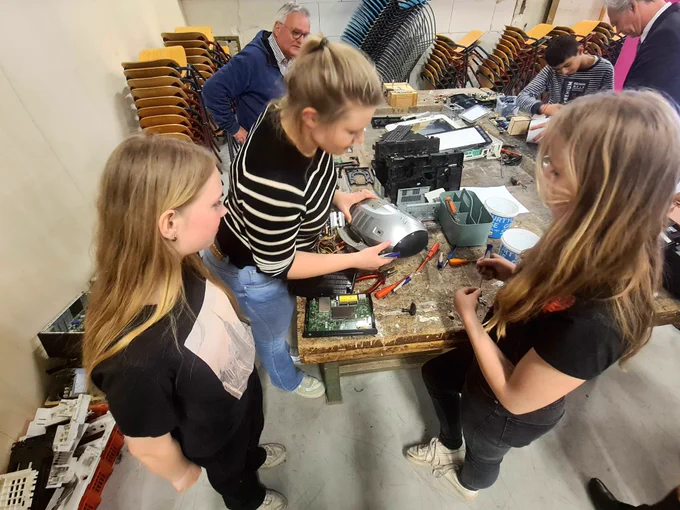 Jongeren onderzoeken techniek bij het NewTechPark in Apeldoorn