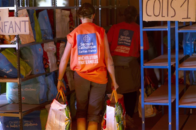 A Montpellier, le 10 avril 2020, des bénévoles travaillent sur la plate forme humanitaire pour apporter une aide alimentaire et sanitaire pendant la pandemie du covid 19