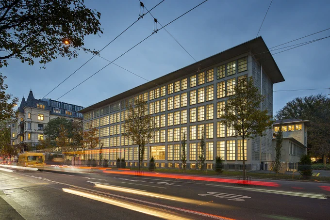 Ansicht der ZHB Sempacherstrasse am Abend mit Blick auf Magazintrakt/Freihandbereich von der Hirschmattsteasse aus. Foto von Daniela Burkart burkart.lu