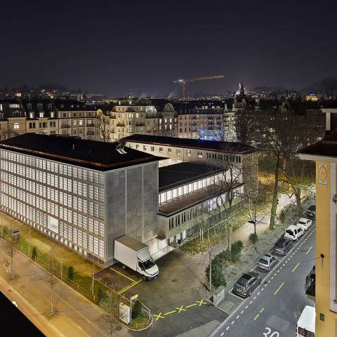 Ansicht der ZHB Sempacherstrasse bei Nacht mit Blick auf Magazintrakt/Freihandbereich und Verwaltungstrakt. Foto von Daniela Burkart burkart.lu