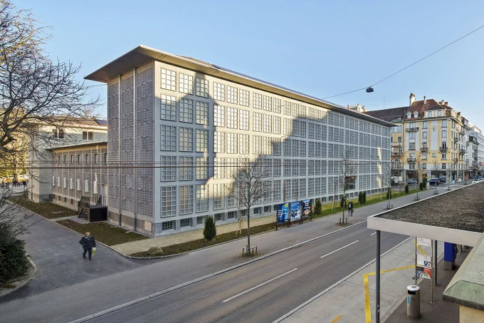 Ansicht der ZHB Sempacherstrasse bei Tag mit Blick auf Magazintrakt/Freihandbereich und Verwaltungstrakt von der Hirschmattstrasse aus. Foto von Daniela Burkart burkart.lu