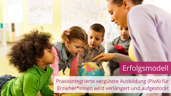 Bild: Eine Erzieherin zeigt mehreren Kindern etwas auf einem Globus.
Text: Erfolgsmodell - Praxisintegrierte vergütete Ausbildung (PivA) für Erzieher*innen wird verlängert und aufgestockt