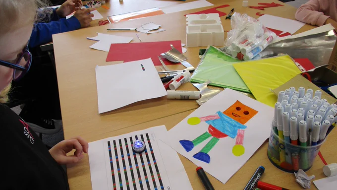 A child with an Ozobot.