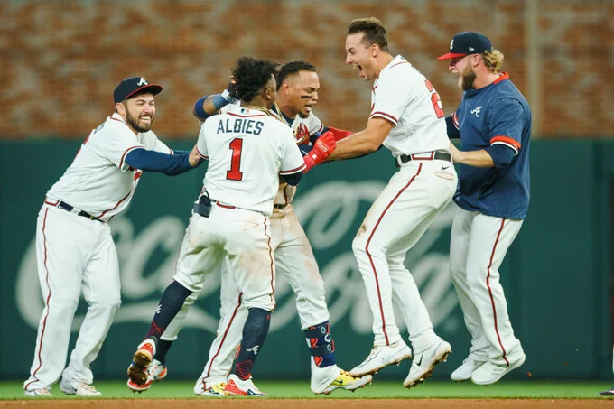 The Braves celebrate after Orlando Arcia's walk-off hit.