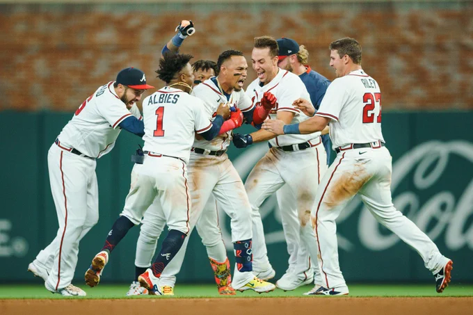 The Braves celebrate after Orlando Arcia's walk-off hit.
